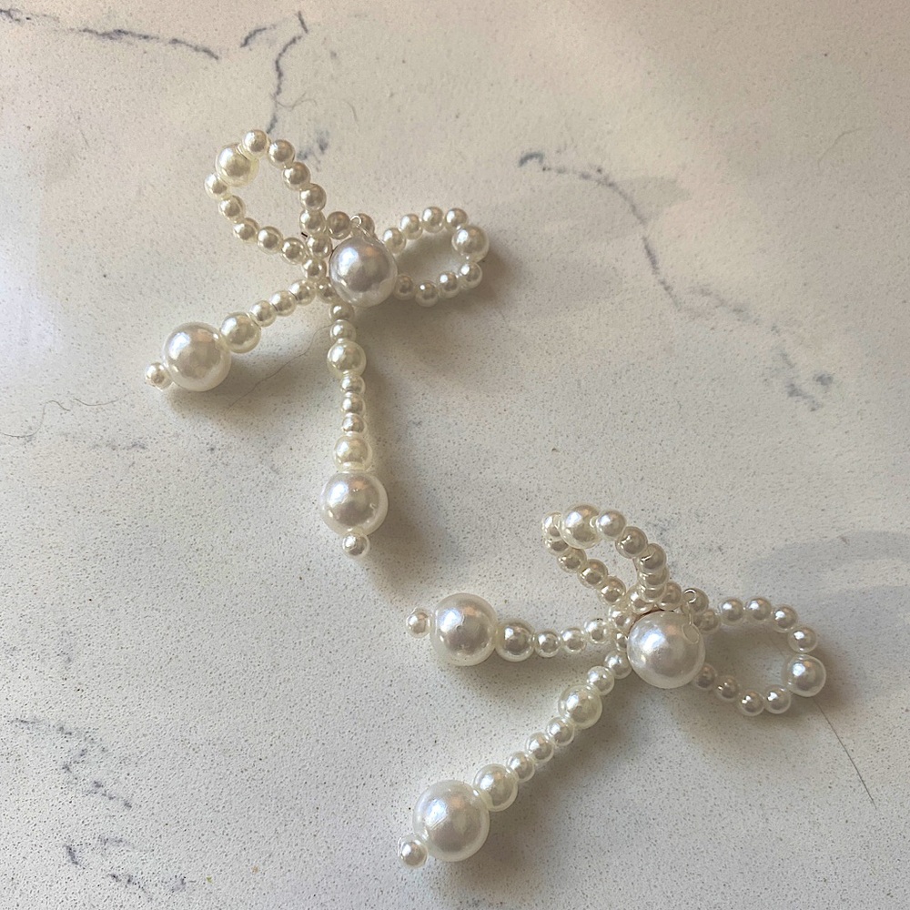 Faux pearls earrings in bow